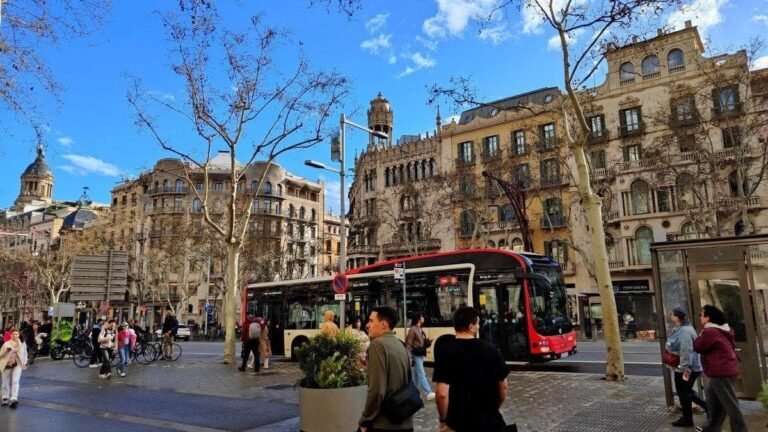 Calle de Barcelona con peatones y transporte público