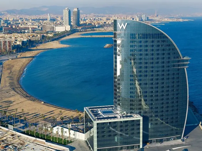 Playa de la Barceloneta con el Hotel W y el mar Mediterráneo
