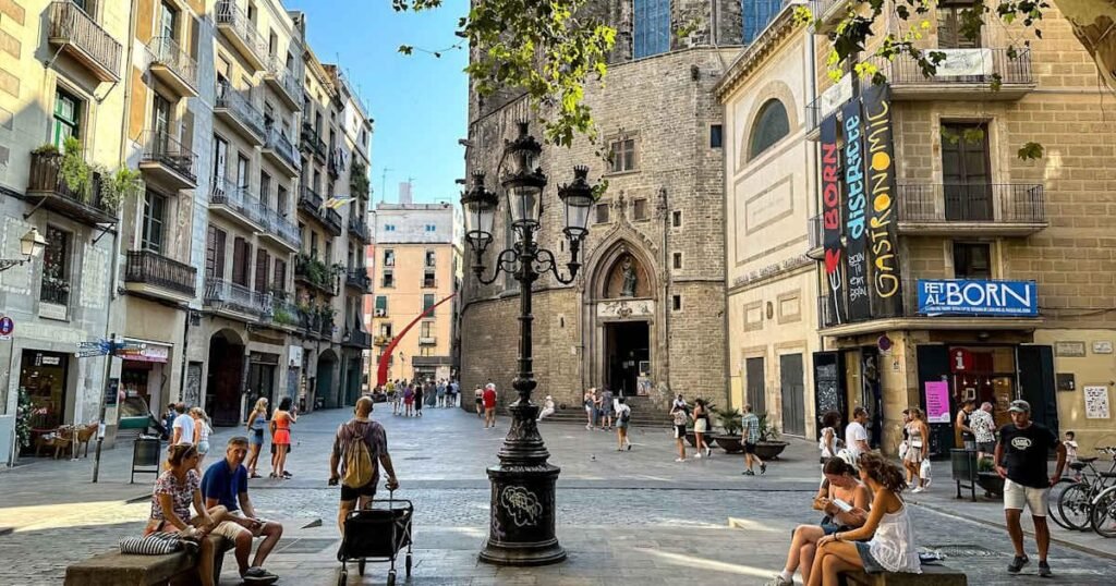 Calle del centro histórico de Barcelona durante un recorrido por el Gòtic y el Born
