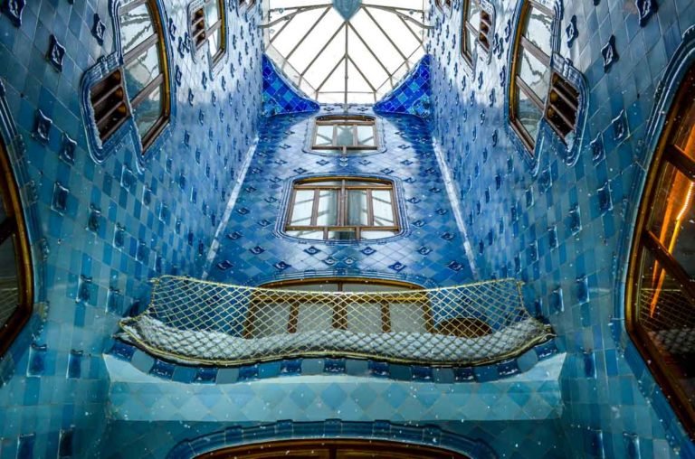 Patio interior de azulejos de la Casa Batlló