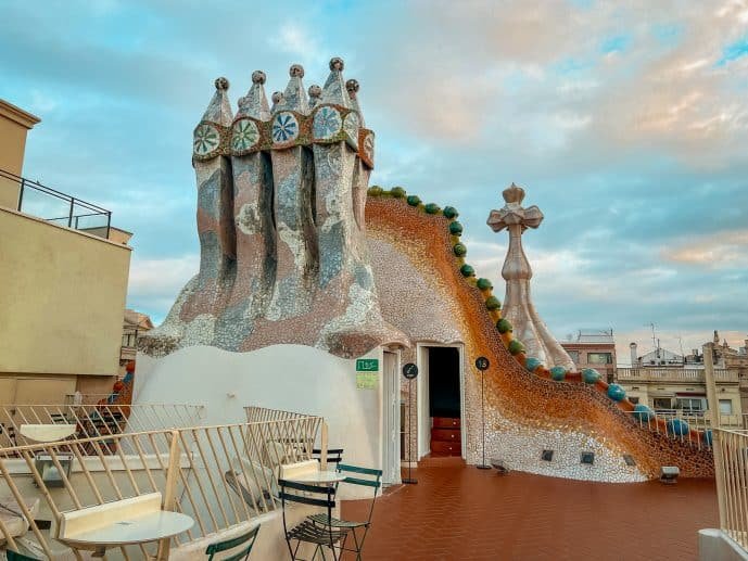 Azotea y chimeneas de la Casa Batlló de Gaudí