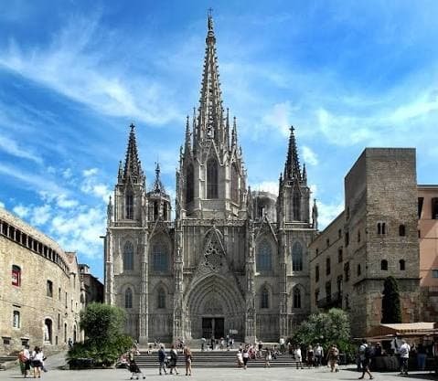 achada de la Catedral de Barcelona en el Barri Gòtic