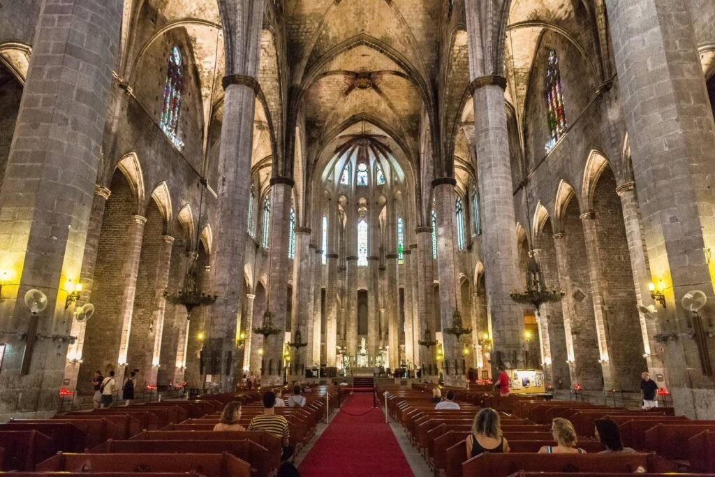 Interior de la Catedral de Barcelona con sus naves y arquitectura gótica
