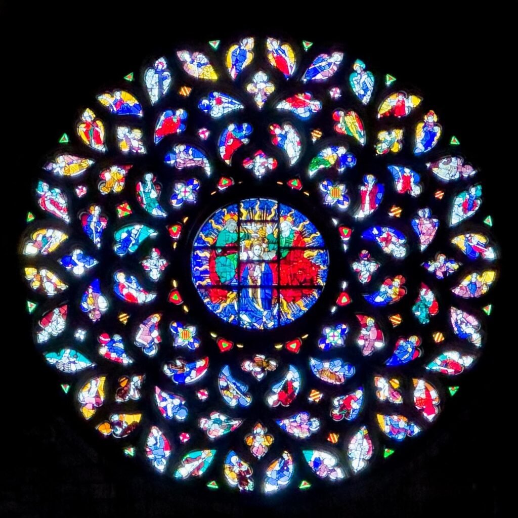 Rosetón y vidrieras de Santa Maria del Mar en Barcelona