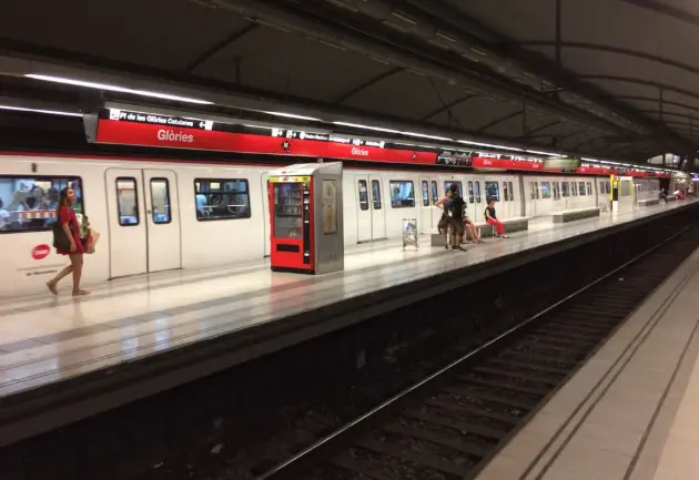 Viajeros en la estación de metro de Glòries en Barcelona