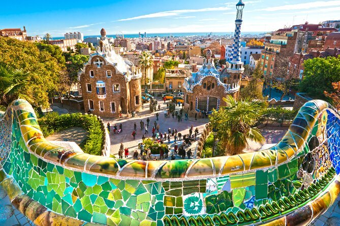 Park Güell de Barcelona con vistas desde la Plaza de la Naturaleza