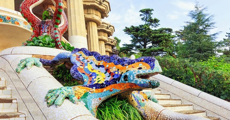 Dragón de Gaudí en la escalinata del Park Güell de Barcelona