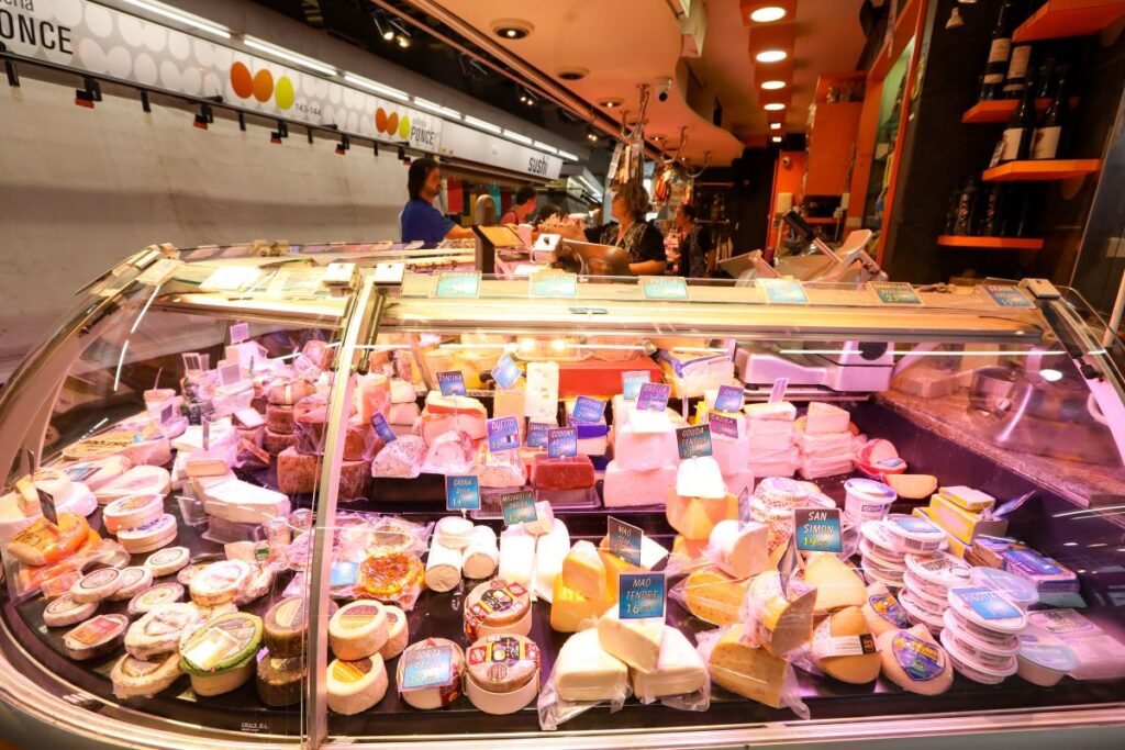 Puesto de quesos y embutidos en el Mercat de la Boqueria de Barcelona