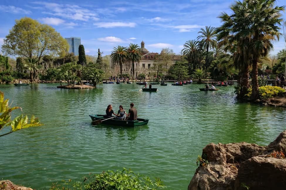 Lago del Parc de la Ciutadella con barcas de remos en Barcelona