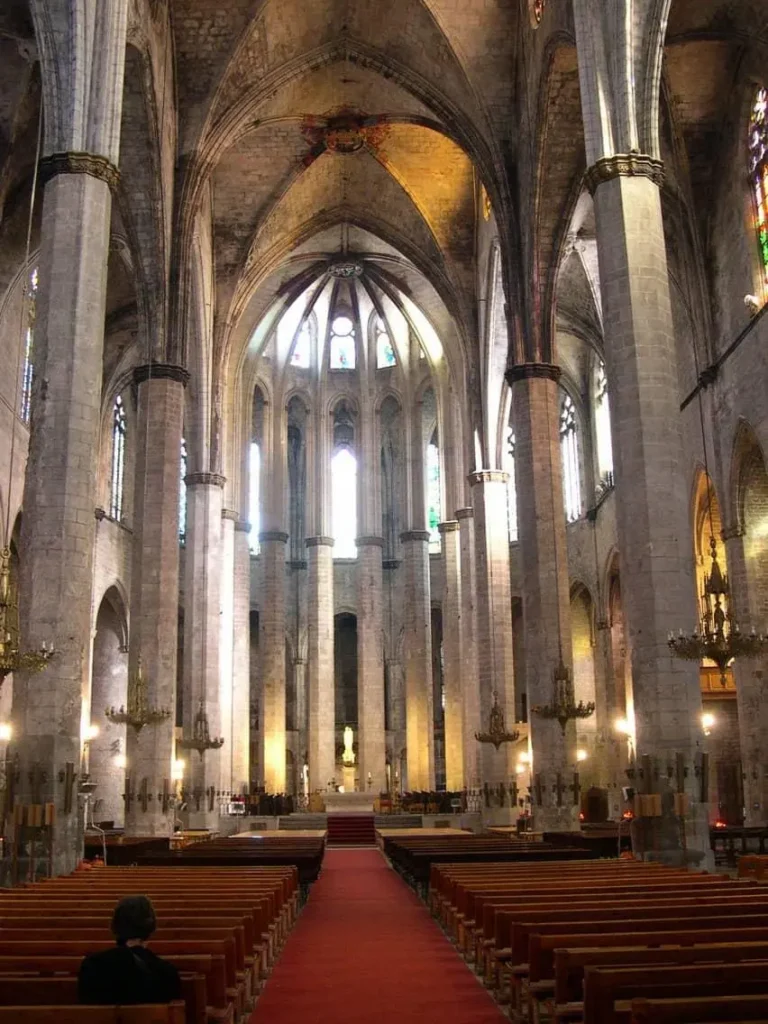 Interior de la basílica de Santa Maria del Mar en Barcelona