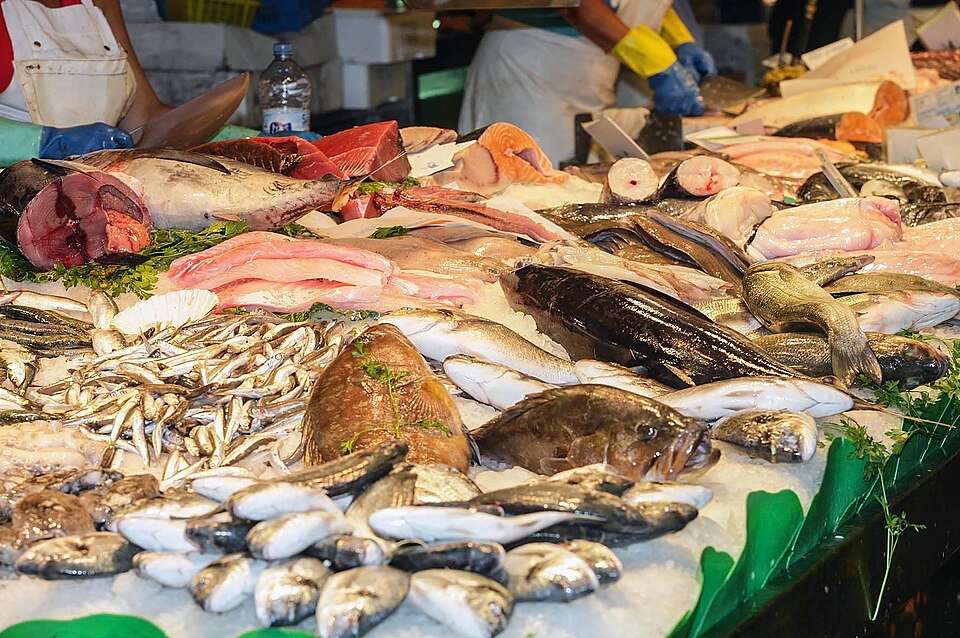 Puesto de pescado en el Mercat de la Boqueria de Barcelona