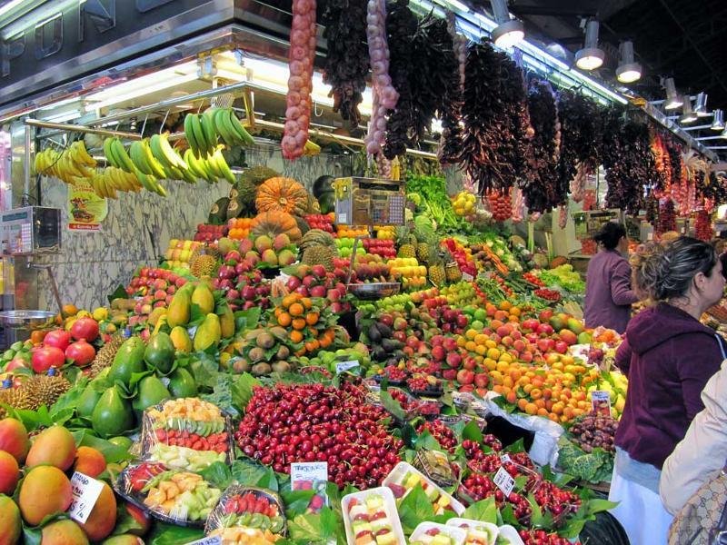 Puesto de fruta en el Mercat de la Boqueria de Barcelona